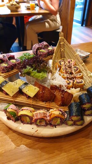 Mit Trockeneis auf Rotationsbrett serviert! at Udum in Cologne