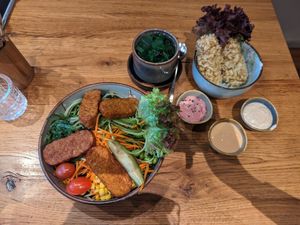 Tempeh bowl. Tofu tempura at Udum in Cologne