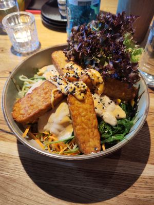 Bowl with quinoa and tempeh at Udum in Cologne