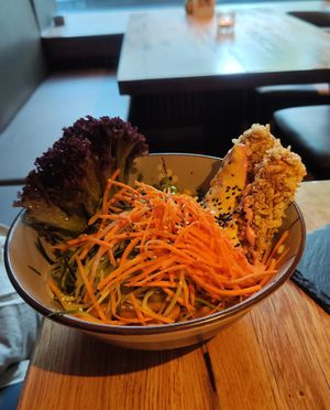 Bowl with udon noodles and rice flake tofu at Udum in Cologne