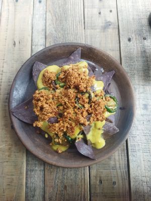 Nachos con chorizo at Luvina Vegan Bar in Mexico City