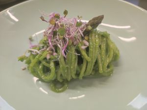 Spaghetti crudisti di daikon con pesto di foglie di rapanello at Aquafaba in Mendrisio