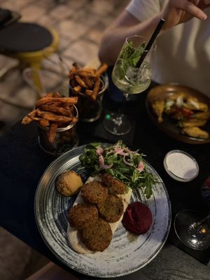 Falafels with hummus & flatbread! Labelled vegan on their menu ☺️ So good! 10/10 for me!   at Lola Bar in Hvar