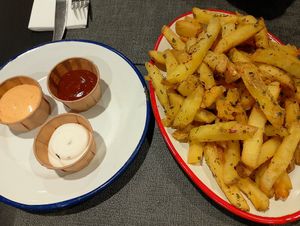 Patatas especiadas con salsas veganas at Baka Vieja in Bilbao