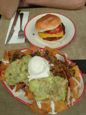 Nachos veganos y la única 🍔 vegana at Baka Vieja in Bilbao