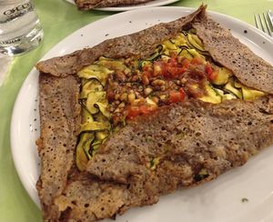 Galette Bretonne de calabacín a la plancha, tómate confitado, cebolla caramelizada, queso feta y vinagreta de frutos secos. La Galette tiene un sabor muy equilibrado que combina  at Granja el Melindro in Cardedeu