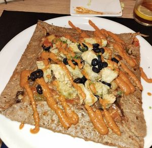 Galette de alcachofas rebozadas, pisto y olivas negras. at Granja el Melindro in Cardedeu