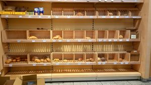 selbstebdienungsbackwaren (leider wenig vegan) at Fruchtbare Erde in Dortmund