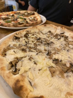 Funghetta. White pizza with mushroom and slivered almonds. Made with housemade mozzarella 🥰 at A GoGò Pizzabar in Mallorca