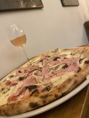 Non vegan Pizza for my girlfriend which eats everything. So Great choice for People which have different food preferences  at A GoGò Pizzabar in Mallorca