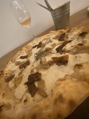 Great vegan pizza with selfmade ingrediens like Tasty vegan cheese and vegan bacon at A GoGò Pizzabar in Mallorca