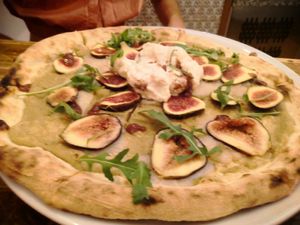 Higos frescos y burrata vegana. Pizza de agosto at A GoGò Pizzabar in Mallorca