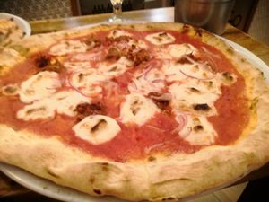 Pizza de sobreasada vegana at A GoGò Pizzabar in Mallorca