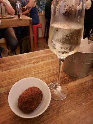 Vegan supplì and prosecco at A GoGò Pizzabar in Mallorca