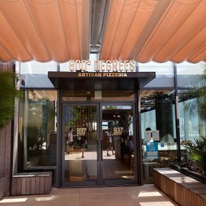 Entrance  at 800 Degrees in Yokohama