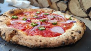 Marinara base with veggie toppings at 800 Degrees in Yokohama