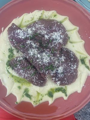 Rote-Beete-Ravioli mit Pastinakencreme   at Tiny Soul Cafe & Deli in Kochel Am See
