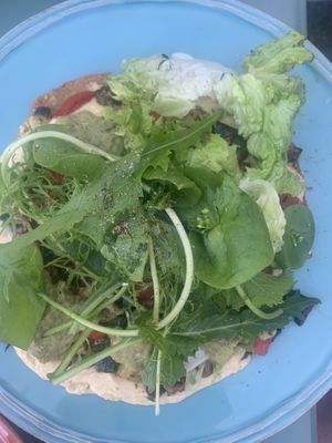 Farinata (Pfannkuchen aus Kichererbsen) mit Humus, Gemüse, wildkräutersalat und Veganem Mozarella   at Tiny Soul Cafe & Deli in Kochel Am See