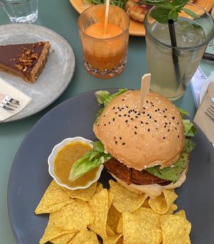 Soul Burger, Grüner Eistee, Frischer ACE-Saft & Salted Caramel Peanut Cake   at Tiny Soul Cafe & Deli in Kochel Am See