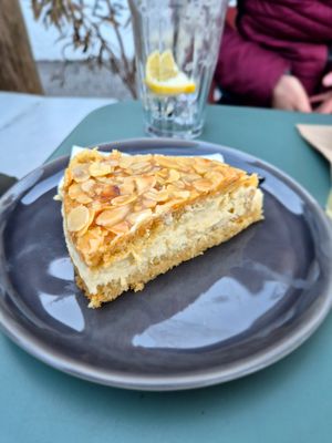 Veganer Bienenstich (Empfehlung) at Tiny Soul Cafe & Deli in Kochel Am See