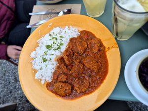 Veganes Gulasch - in vegan mit Reis statt Böhmischen Knödeln at Tiny Soul Cafe & Deli in Kochel Am See