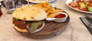 Burger veggie, fromage vegan at Quai10 in Charleroi