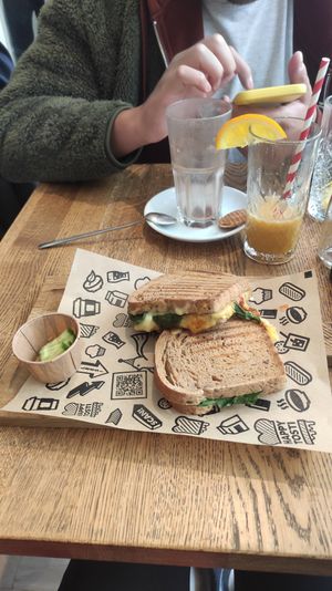 Glutenvrije tosti met vegan kaas, tomatenchutney, spinazie en pompoenpitten at Happy Tosti in Deventer