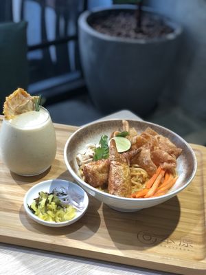 Northern Thai Curry Noodle (Khao Soi), Pineapple Banana Smoothie at Root Vegan - 本原純素 in Hong Kong Island