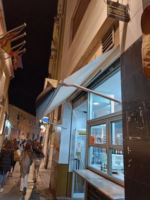 Front of store at Oh My Noodles! in Valencia