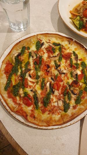 Pizza veggie con opción de queso vegano #Veganuary at Naked and Sated - Maestro Victoria in Madrid