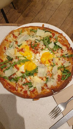 PIZZA DE HUEVOS ROTOS. #Veganuary at Naked and Sated - Maestro Victoria in Madrid