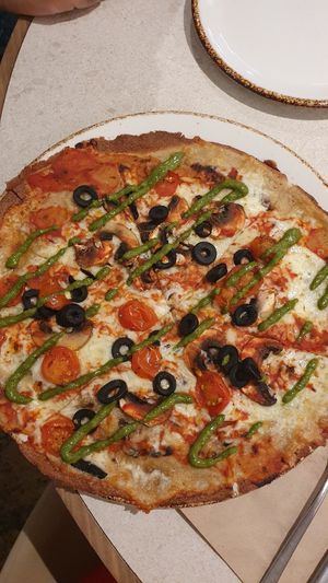 Deliciosa pizza veggie con opción de queso vegano at Naked and Sated - Maestro Victoria in Madrid