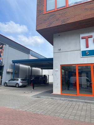 Enter through this gate and wall to back   at The Plant Solution in Duisburg