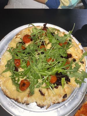 Hummusezko pizza  at La Torre de Pizza in San Sebastian