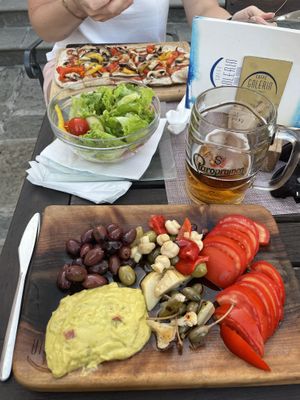 Die Pizza Vegan, Gemischter Salat und Vege Tapas   at Caffe Galeria in Piran