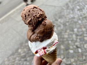 all vegan in this pic 🤩  at Katchi Ice Cream - Hackescher Markt in Berlin