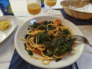 Spaghetti tomaat met side dish spinazie eroverheen at Trattoria Incadase da Piva in Vernazza