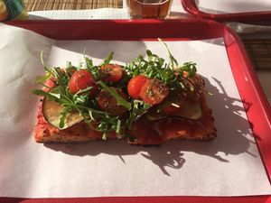 Vegan pizza with chesse, rocket, aubergine and cherry tomatoes at Buono - La Pizza Al Taglio in Quarteira