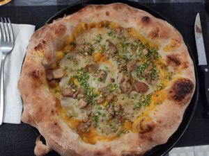 Pizza Girasole: funghi porcini, crema di zucca, pistacchi, mozzarella di riso at I Partenopei in Brescia