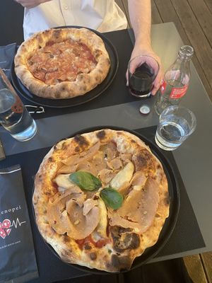 2 vegan pizza’s with vegan meat and vegan cheese (forgot their Italian names)  at I Partenopei in Brescia