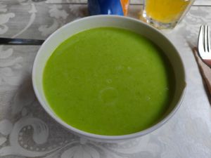 Crema de guisantes at Hazme Vegano in Barcelona