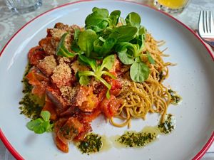 Caponata siciliana con espaguetis de soja y edamame at Hazme Vegano in Barcelona