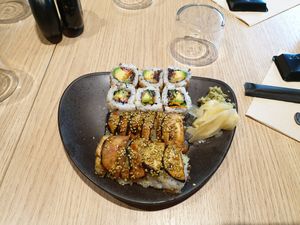 De haut en bas: Veggie rolls et Dengaku rolls. 2 des propositions végétaliennes selon les employés. J'ai trouvé assez bon! at Sushi Shop in Morges