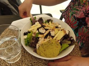 Salada fresca at 8100 Café in Loule