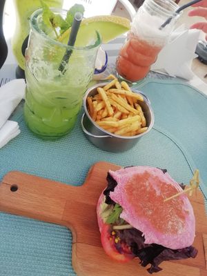 Bolo do caco de beterraba com húmus, cebola, alface, tomate. Com sumo de meloa, gengibre e hortelã. at 8100 Café in Loule