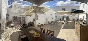 La grande terrasse intérieure  at 8100 Café in Loule