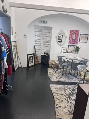 Petite salle avec bibliothèque   at 8100 Café in Loule