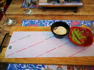 Prima beyond burger. Wat patatjes erbij en kimchi saus. De guacamole was nog over van het nacho snackje dat we bij onze biertjes kregen. at Zorro Viejo in Granada