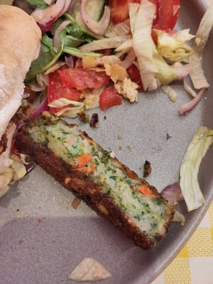 Had to take a picture of the vegan burger filling because I fear my description won't do it justice! 🤤 Tastes so fresh and lovely at Emma's Diner in Whitby