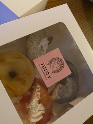 Box of 4 at JUICY in Halle